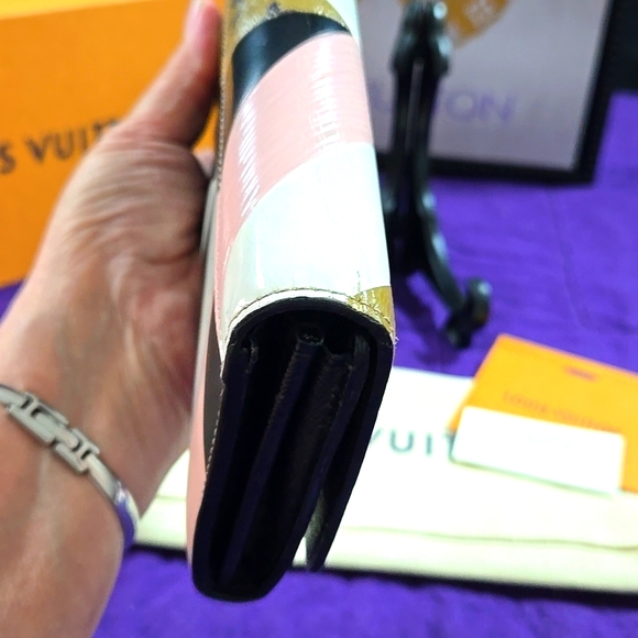 Louis Vuitton Ltd Edition LV Twist lock Sarah Wallet Date Code TM2117 - Picture 5 of 11